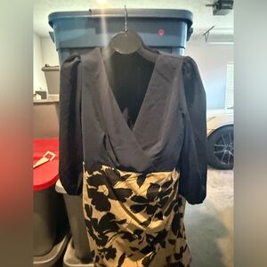 Elegant Two-Tone Floral Wrap Dress - Black & Gold mp1